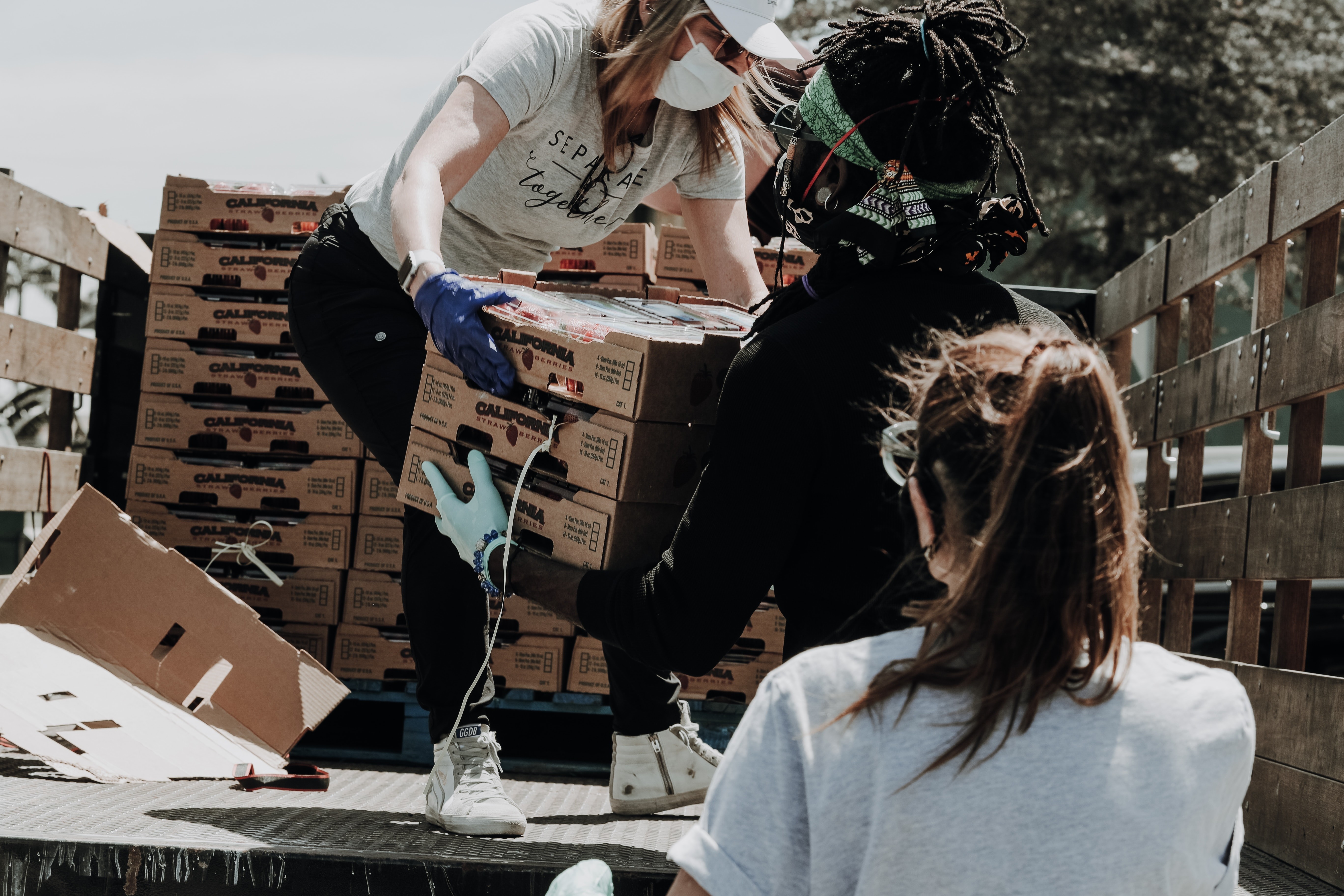 people get food off a delivery truck